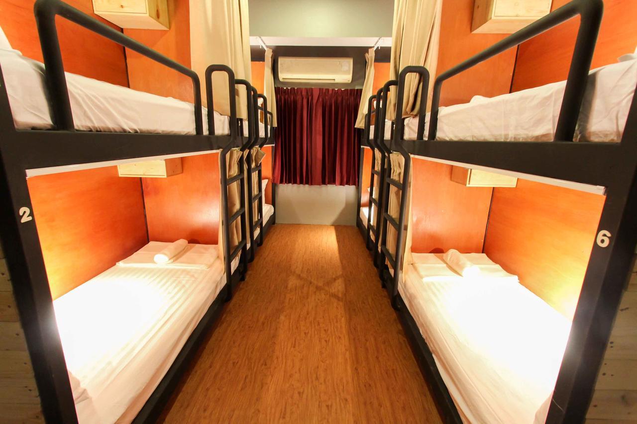 Thonglor Travellers Hostel And Cafe Bangkok Kültér fotó