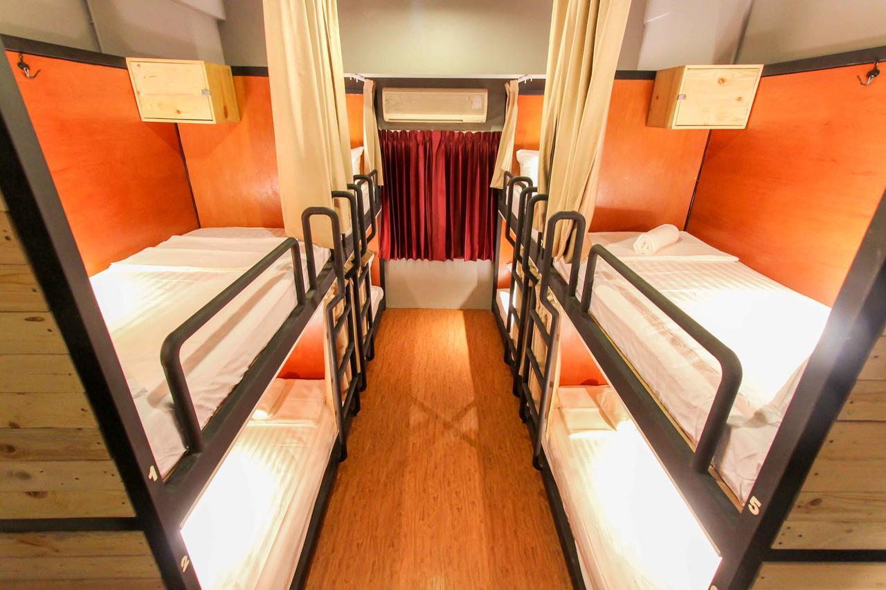 Thonglor Travellers Hostel And Cafe Bangkok Kültér fotó