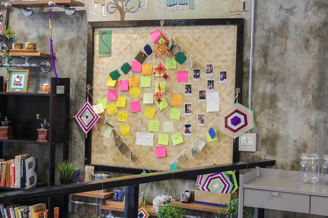 Thonglor Travellers Hostel And Cafe Bangkok Kültér fotó