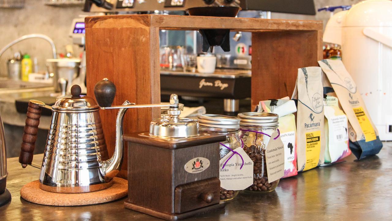 Thonglor Travellers Hostel And Cafe Bangkok Kültér fotó