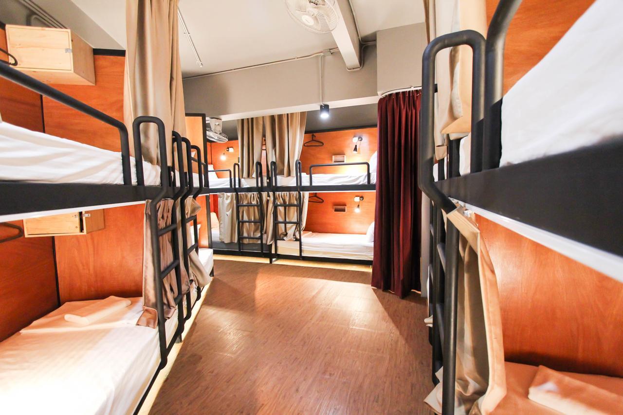 Thonglor Travellers Hostel And Cafe Bangkok Kültér fotó