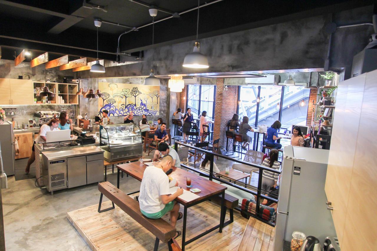 Thonglor Travellers Hostel And Cafe Bangkok Kültér fotó