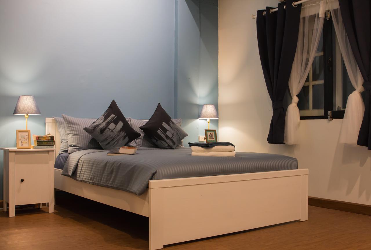 Thonglor Travellers Hostel And Cafe Bangkok Kültér fotó