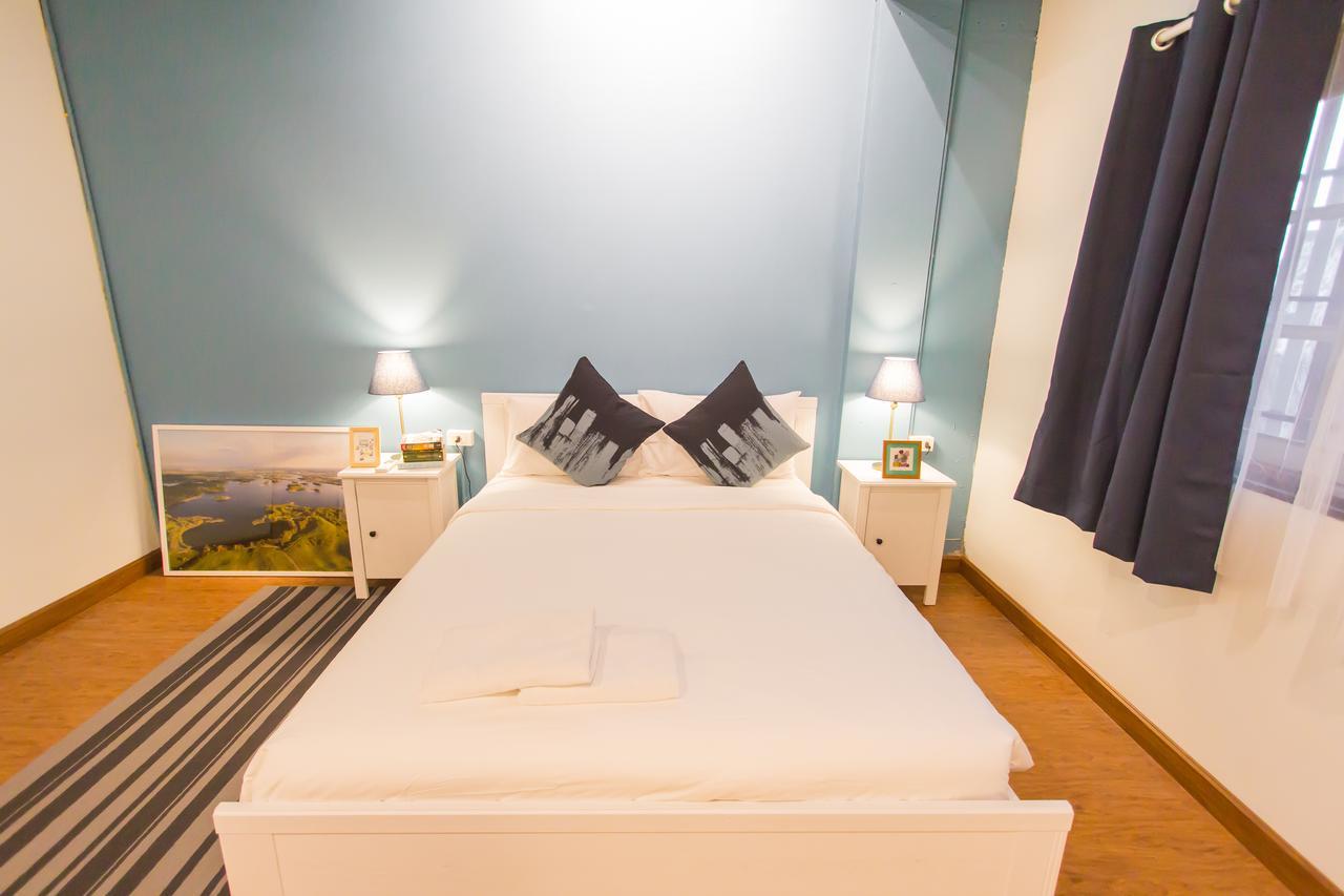 Thonglor Travellers Hostel And Cafe Bangkok Kültér fotó