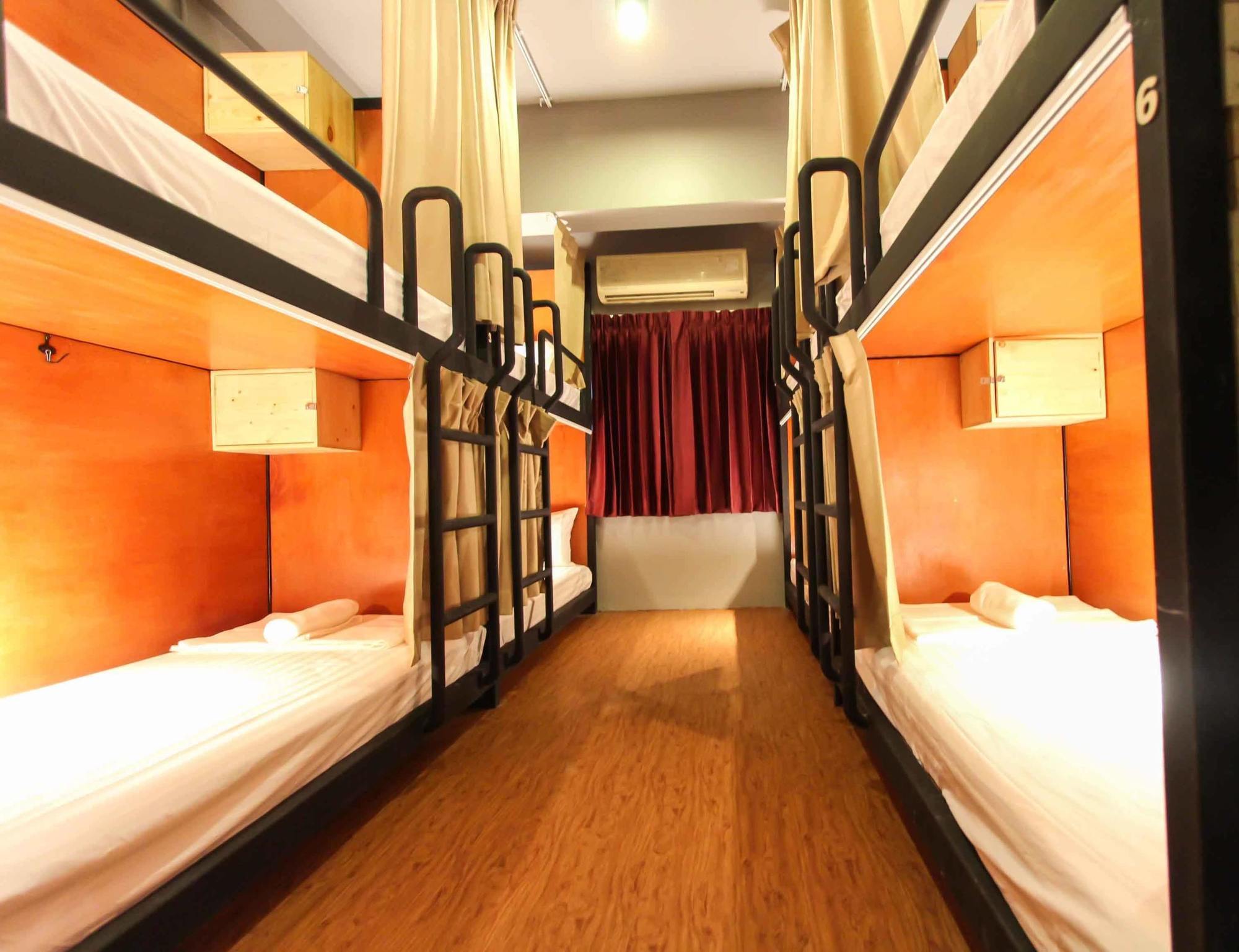 Thonglor Travellers Hostel And Cafe Bangkok Kültér fotó