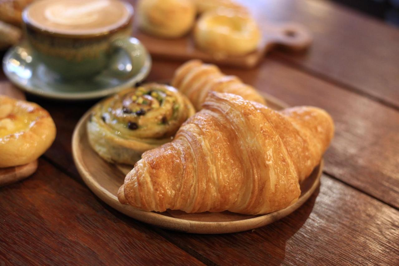 Thonglor Travellers Hostel And Cafe Bangkok Kültér fotó