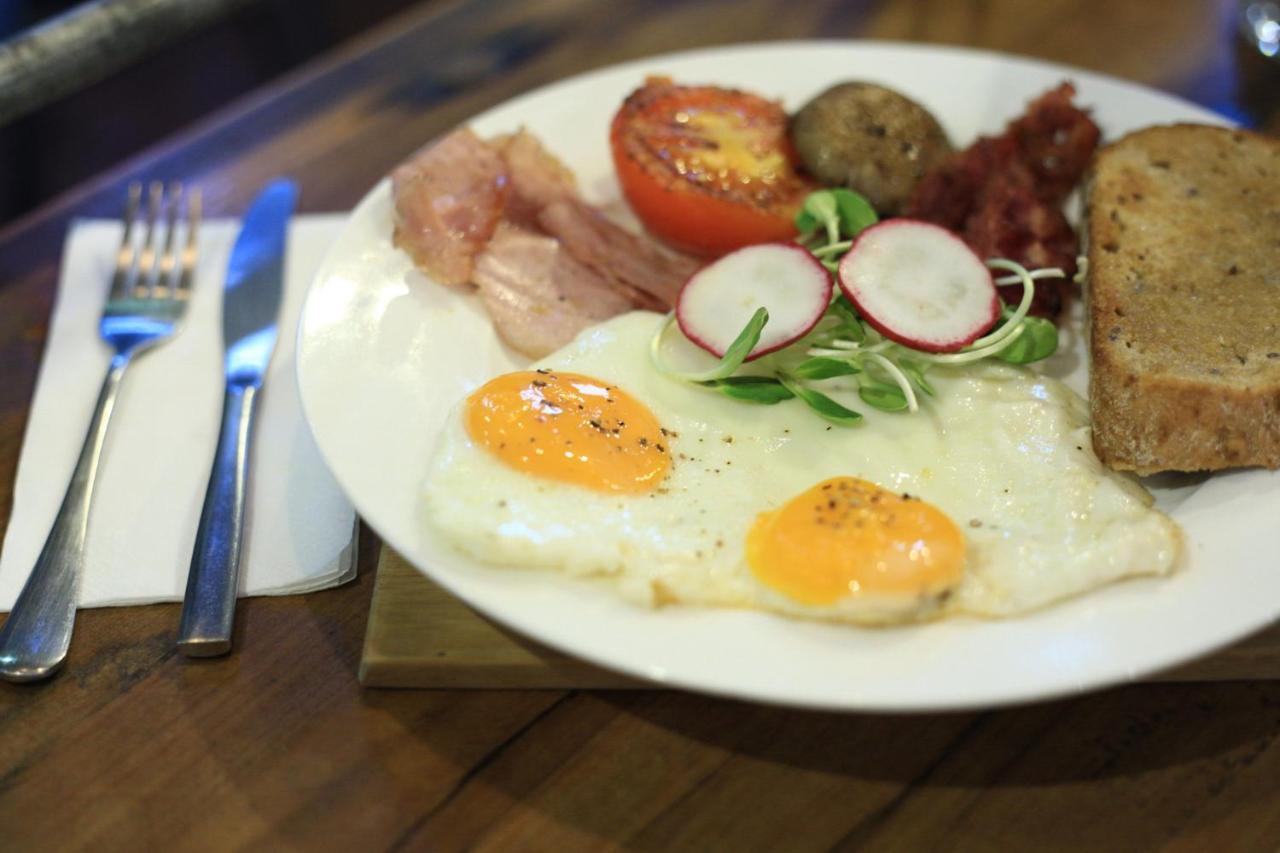 Thonglor Travellers Hostel And Cafe Bangkok Kültér fotó