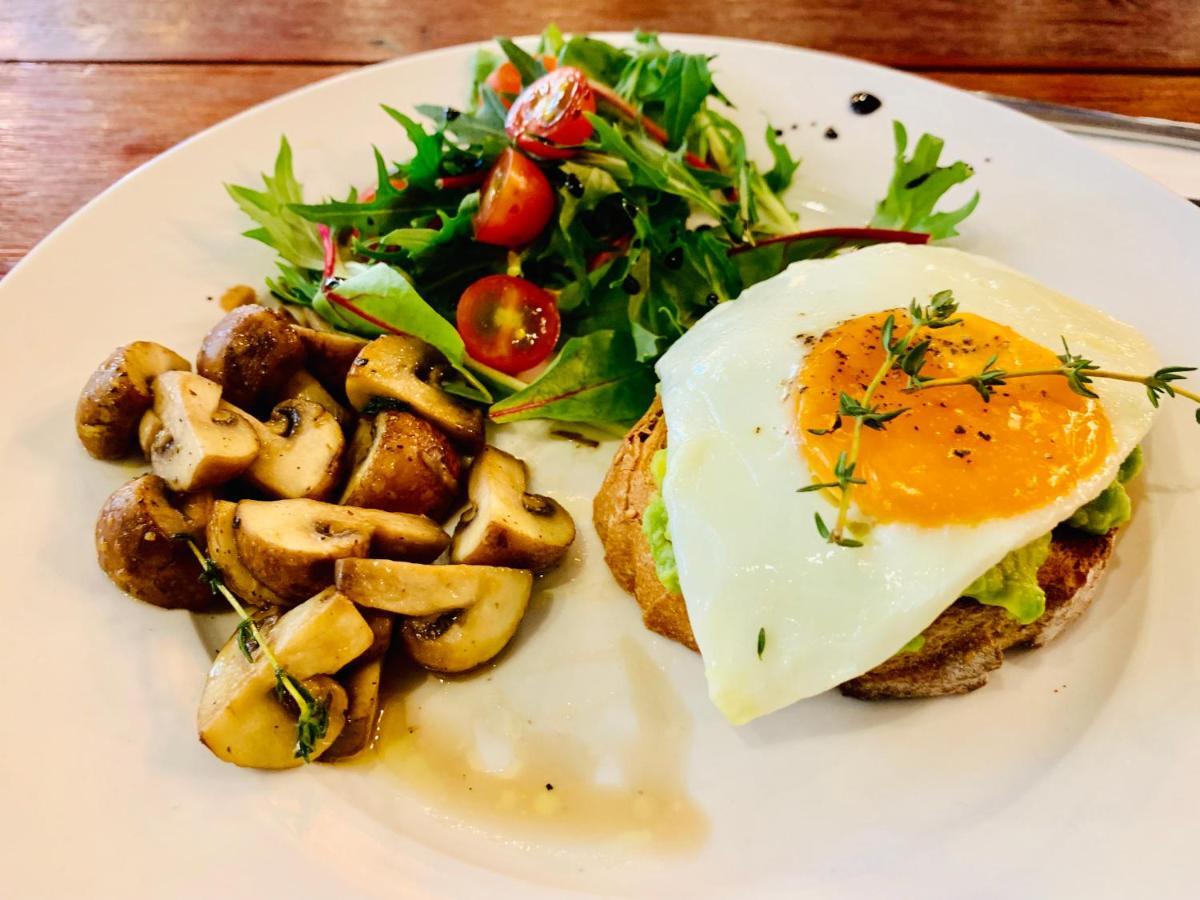 Thonglor Travellers Hostel And Cafe Bangkok Kültér fotó