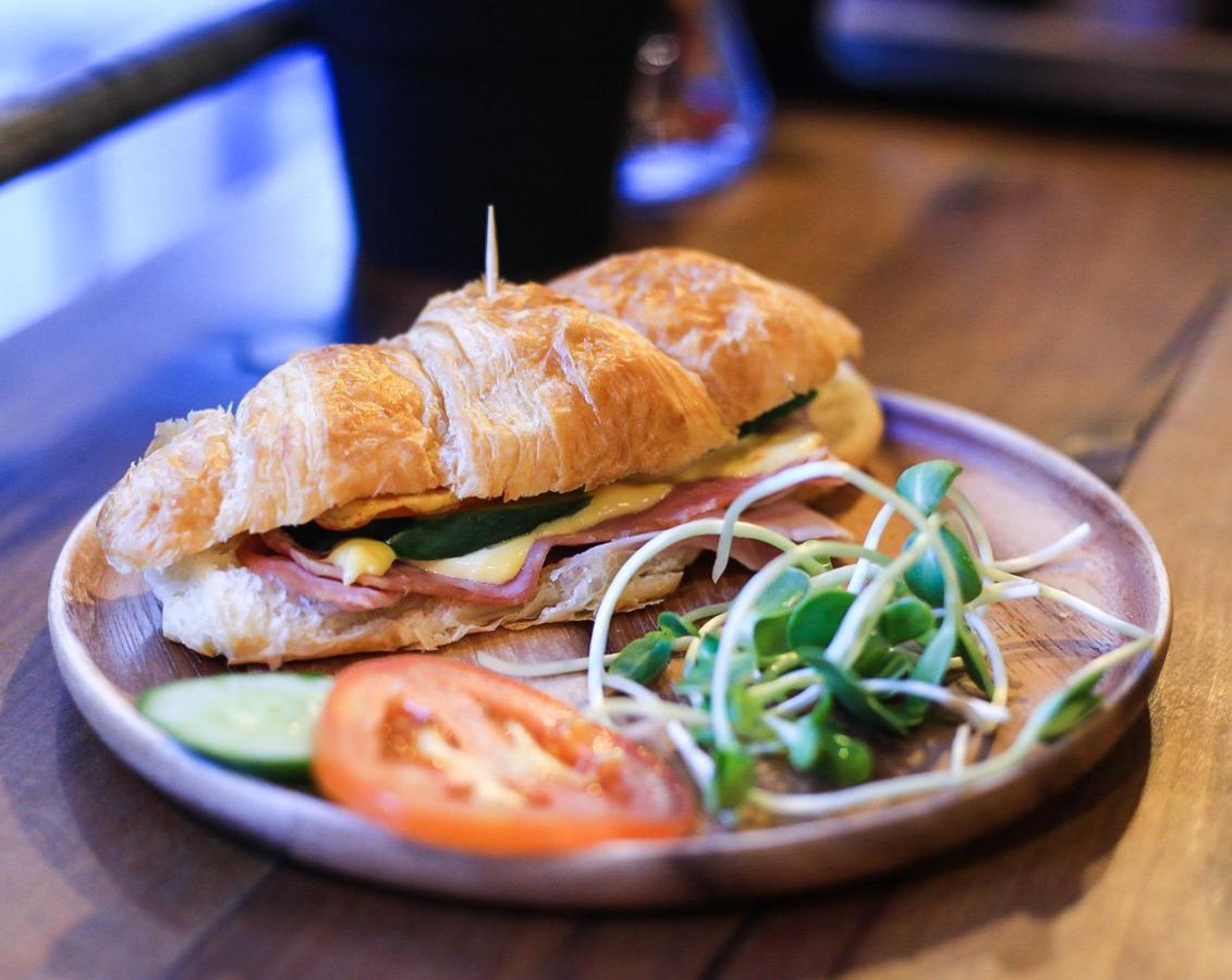 Thonglor Travellers Hostel And Cafe Bangkok Kültér fotó