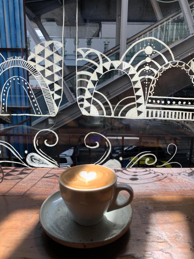 Thonglor Travellers Hostel And Cafe Bangkok Kültér fotó