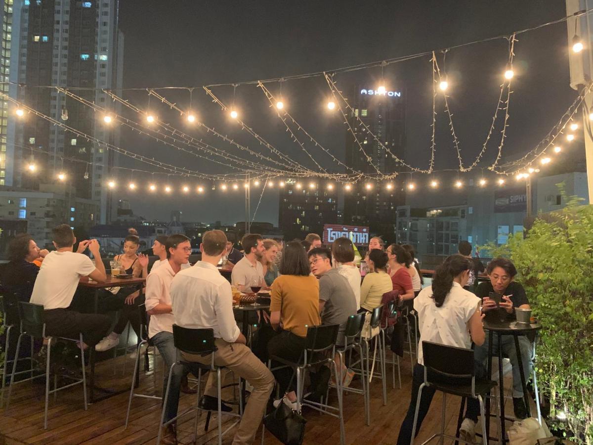 Thonglor Travellers Hostel And Cafe Bangkok Kültér fotó