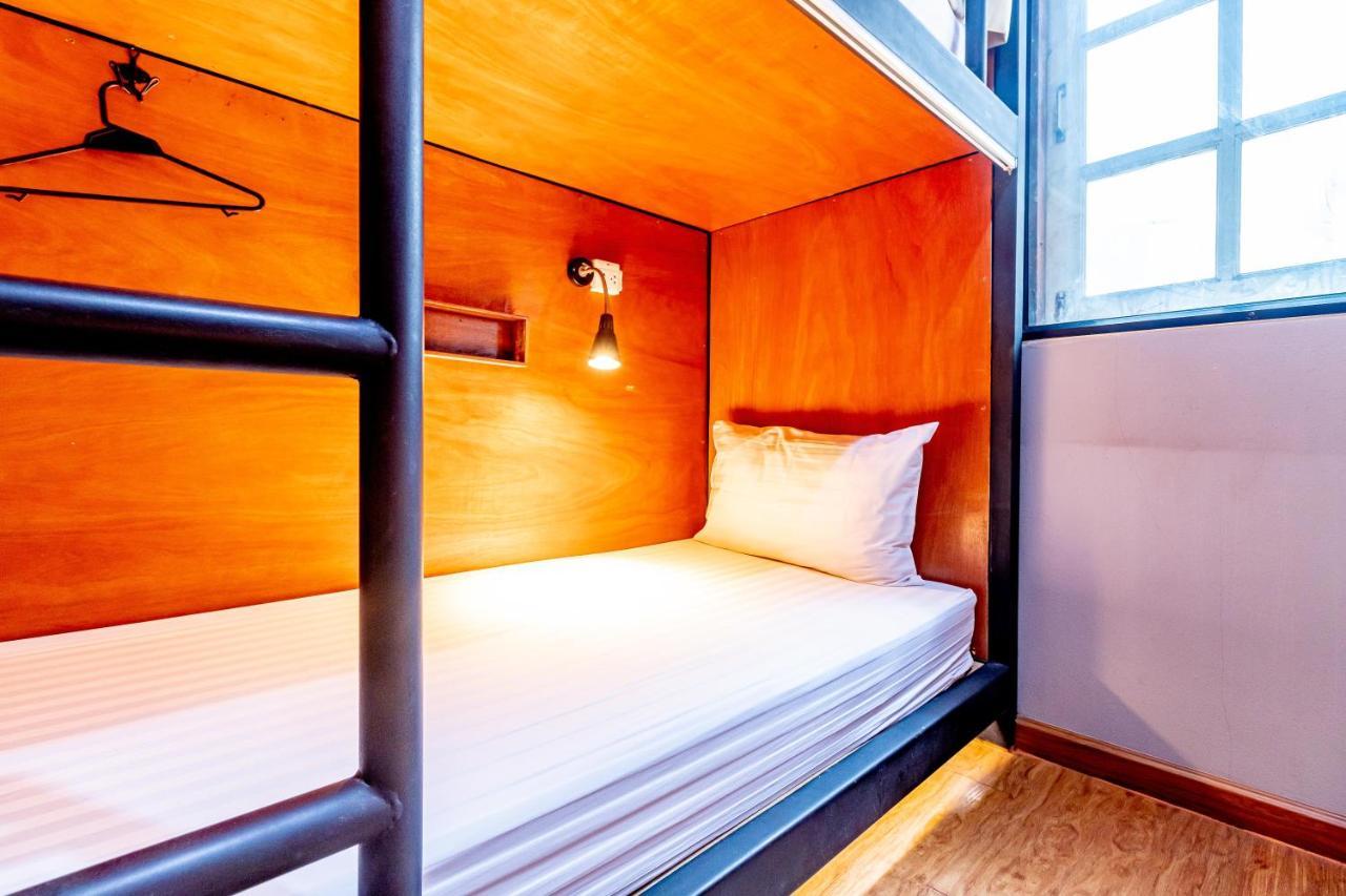 Thonglor Travellers Hostel And Cafe Bangkok Kültér fotó