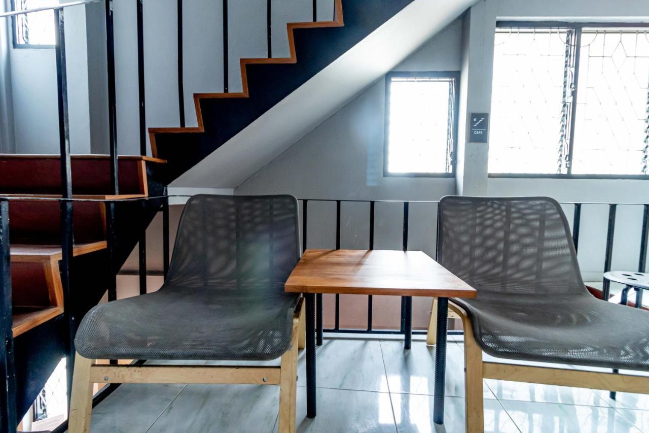 Thonglor Travellers Hostel And Cafe Bangkok Kültér fotó