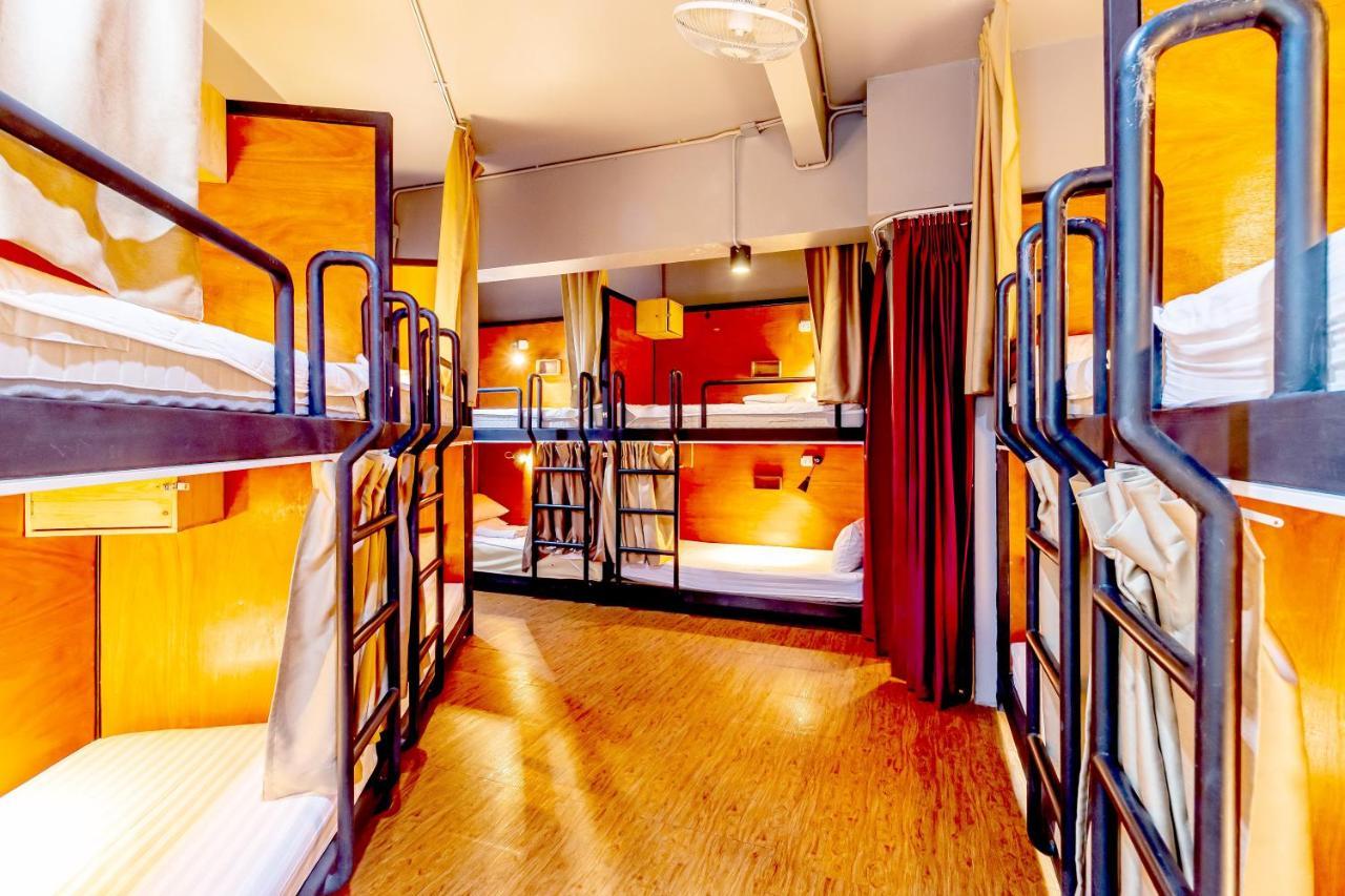 Thonglor Travellers Hostel And Cafe Bangkok Kültér fotó
