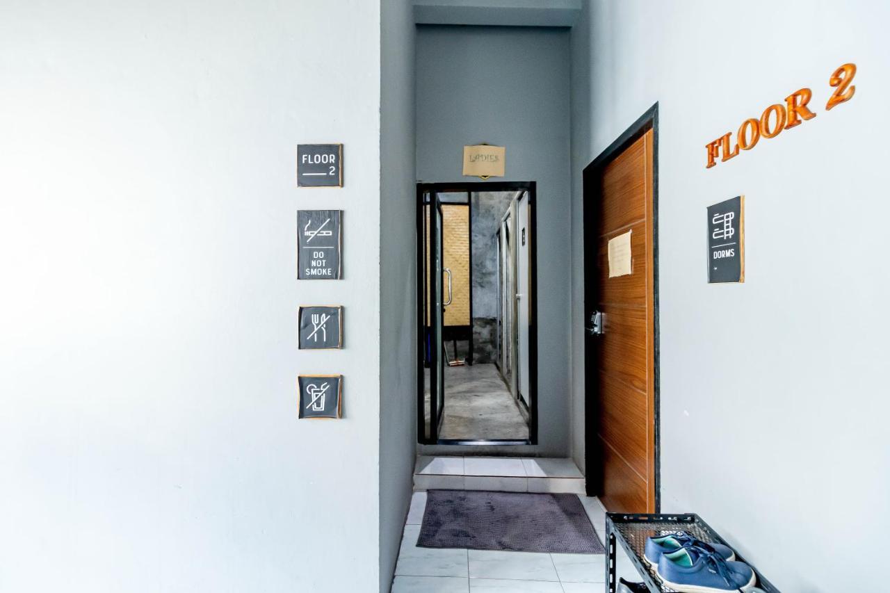 Thonglor Travellers Hostel And Cafe Bangkok Kültér fotó