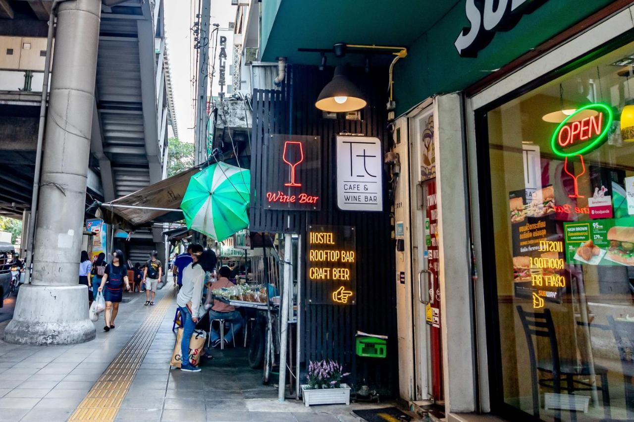 Thonglor Travellers Hostel And Cafe Bangkok Kültér fotó