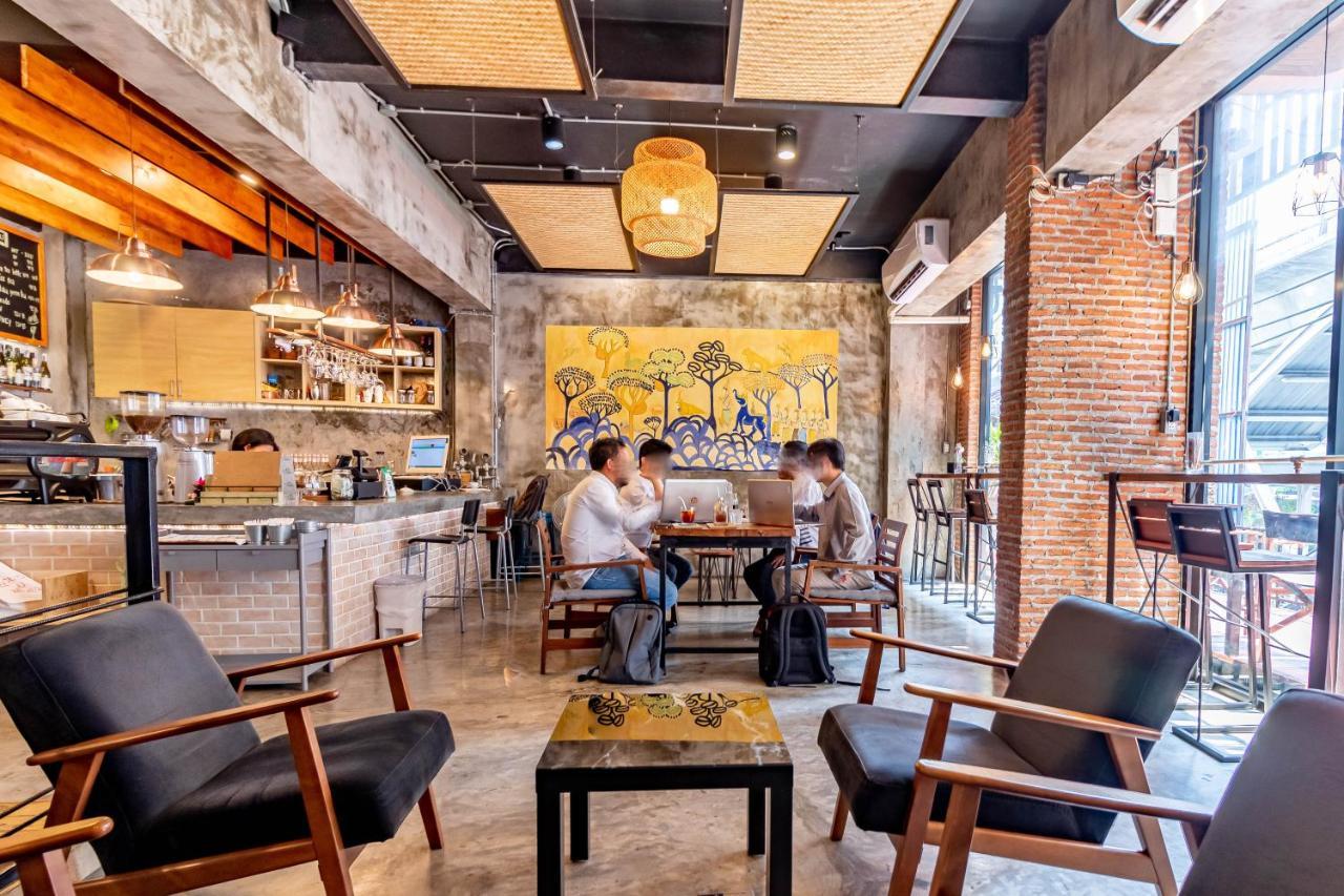 Thonglor Travellers Hostel And Cafe Bangkok Kültér fotó