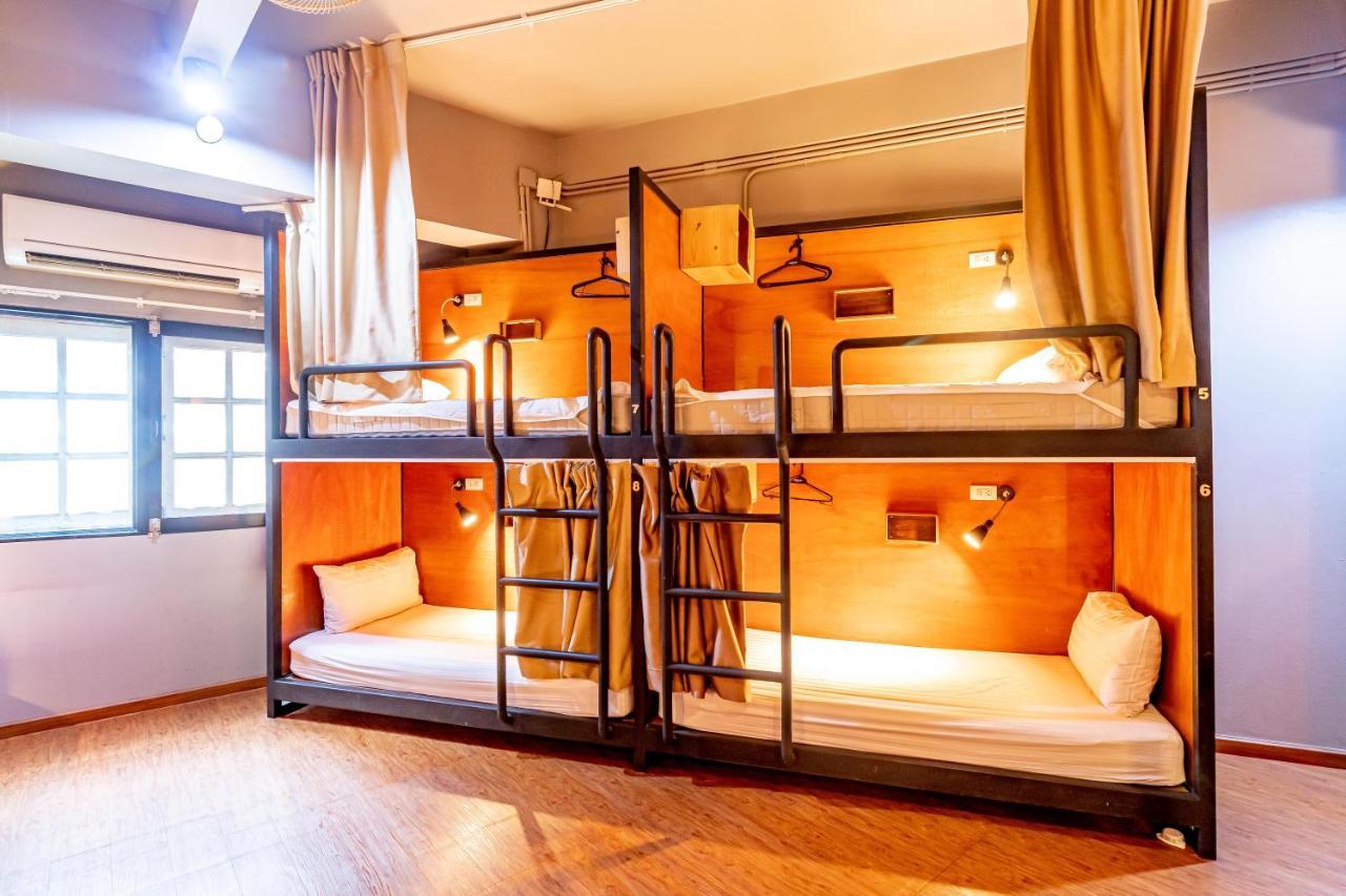Thonglor Travellers Hostel And Cafe Bangkok Kültér fotó