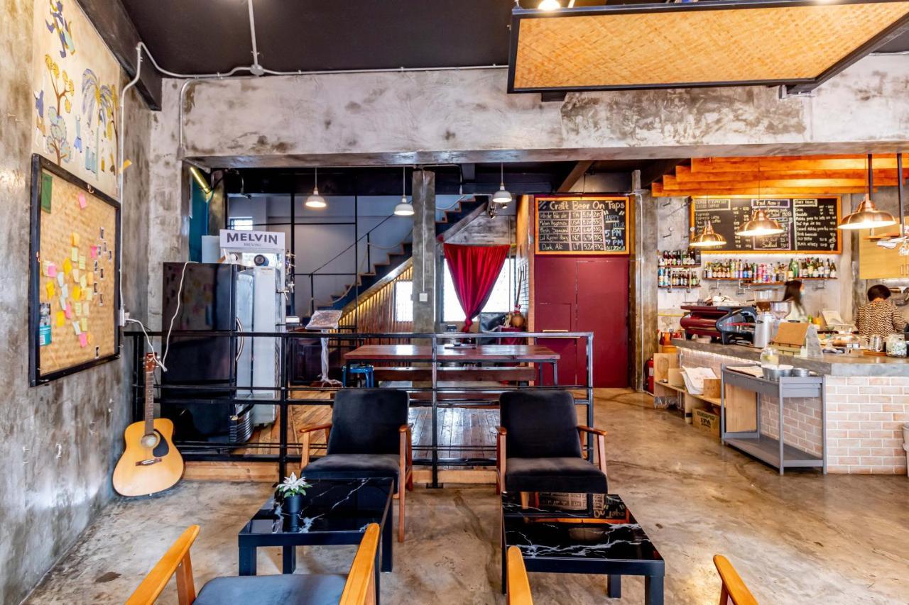 Thonglor Travellers Hostel And Cafe Bangkok Kültér fotó