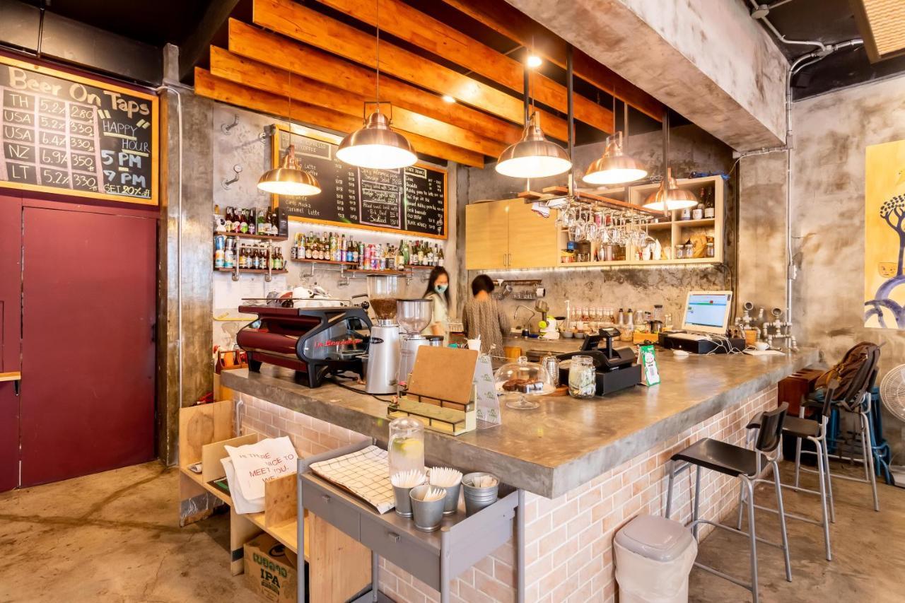 Thonglor Travellers Hostel And Cafe Bangkok Kültér fotó