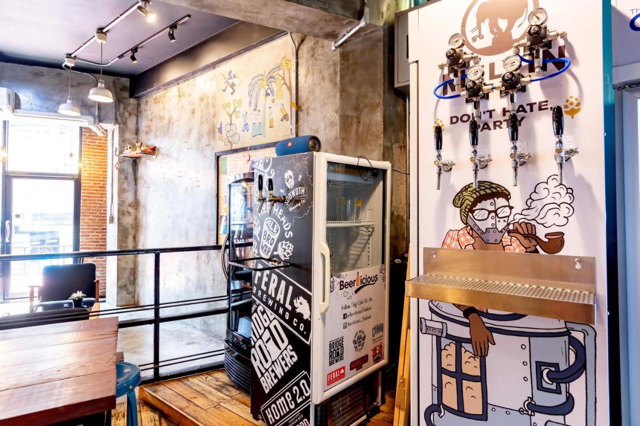 Thonglor Travellers Hostel And Cafe Bangkok Kültér fotó