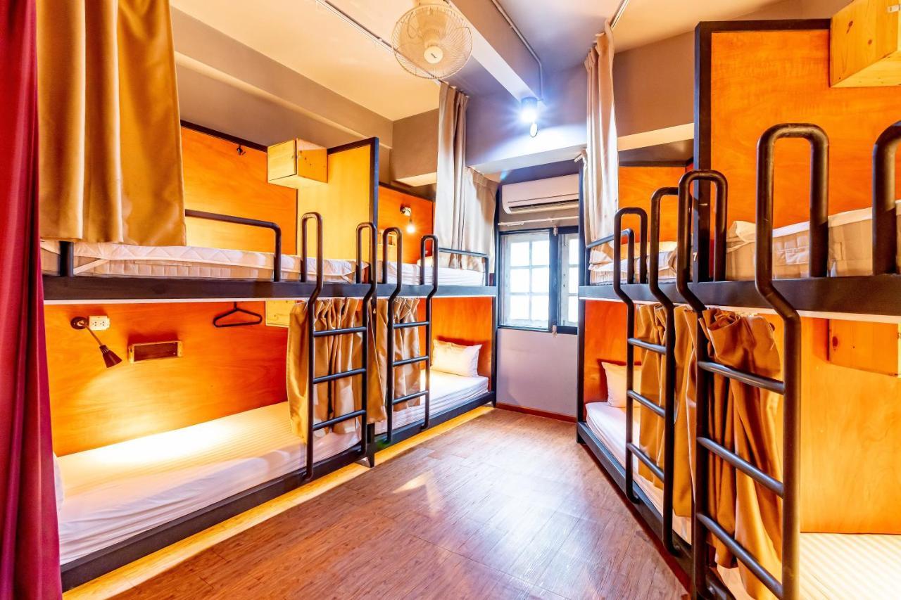 Thonglor Travellers Hostel And Cafe Bangkok Kültér fotó