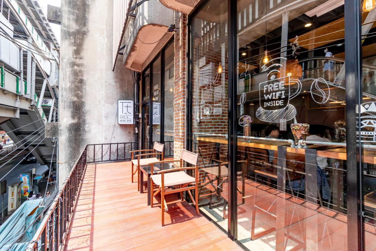 Thonglor Travellers Hostel And Cafe Bangkok Kültér fotó
