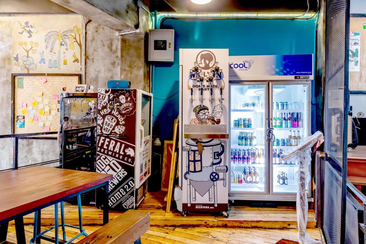 Thonglor Travellers Hostel And Cafe Bangkok Kültér fotó